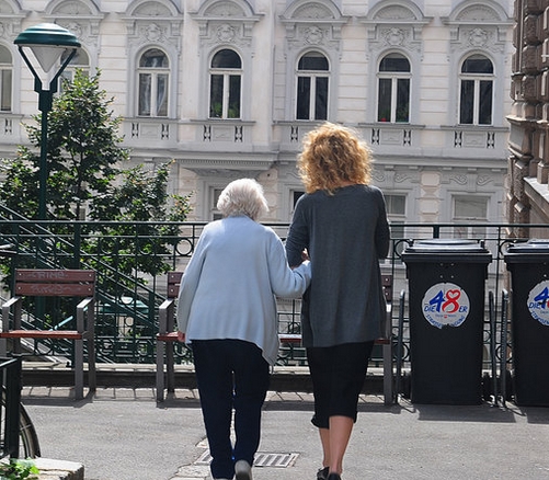 膝骨關(guān)節(jié)炎吃什么藥，伊索佳硫酸氨基葡萄糖膠囊