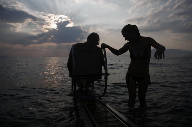 股骨頭壞死治療期間服用注意事項,那些人不能用通絡生骨膠囊